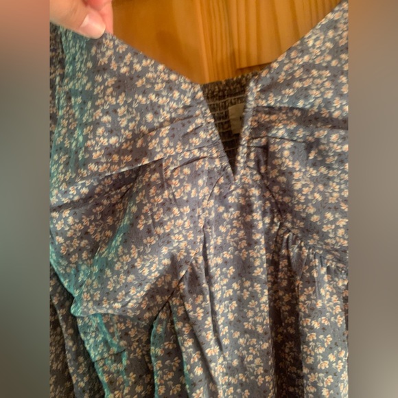 A beautiful blue top that I wish would fit me so badly!!! - Picture 4 of 6